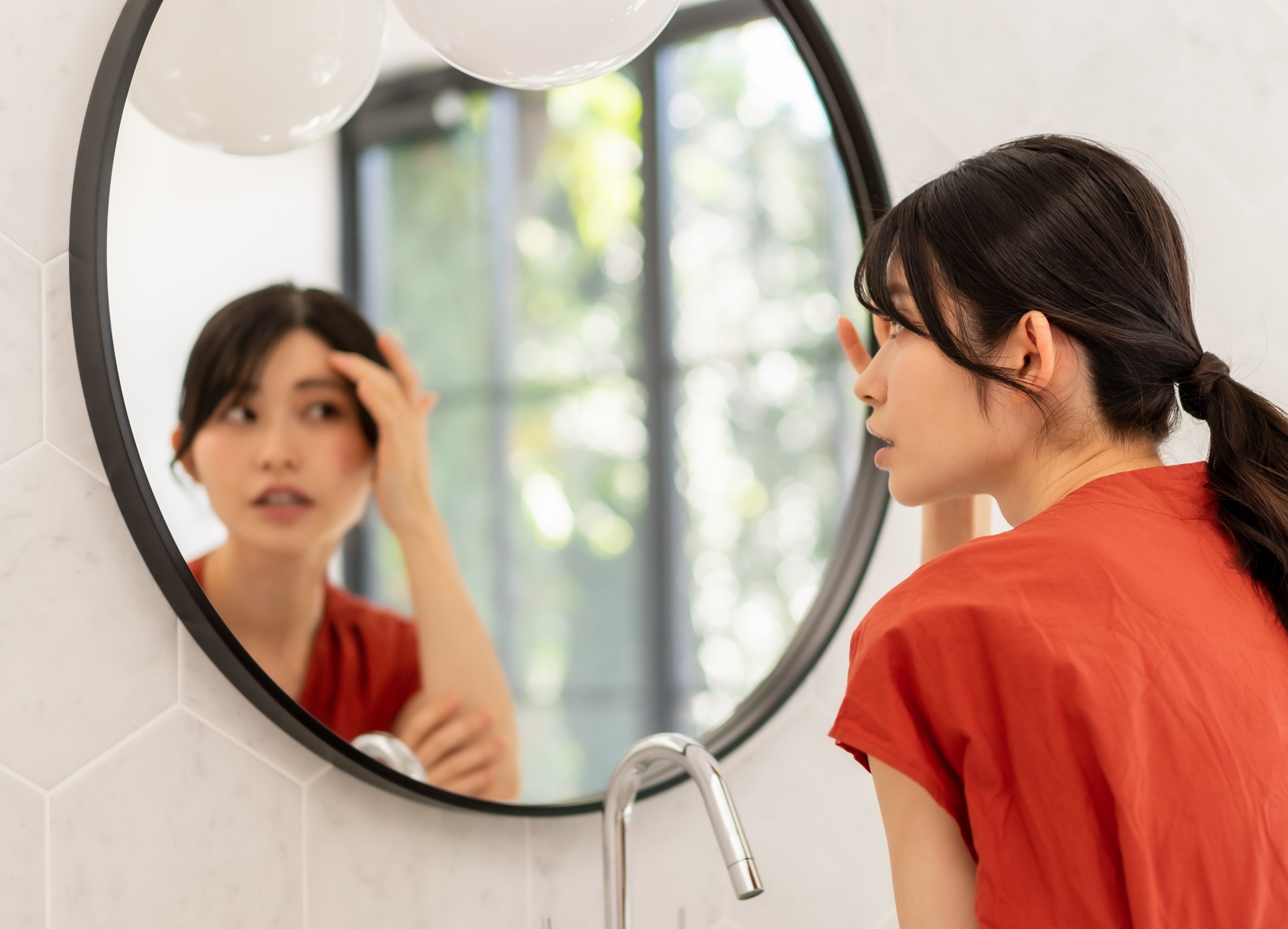 おでこニキビを治すために絶対避けたい！４つのNG行動とは